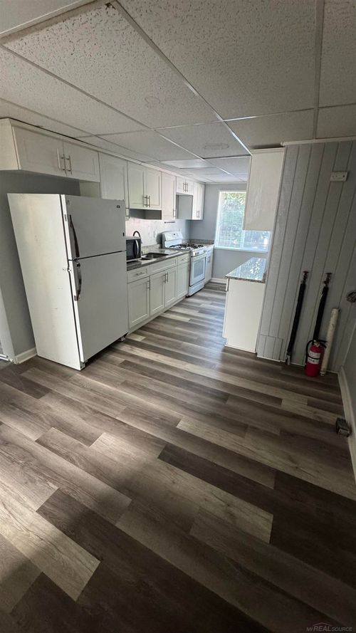 40 Ahrens St, Mount Clemens, MI, 48043-9706 | Card Image