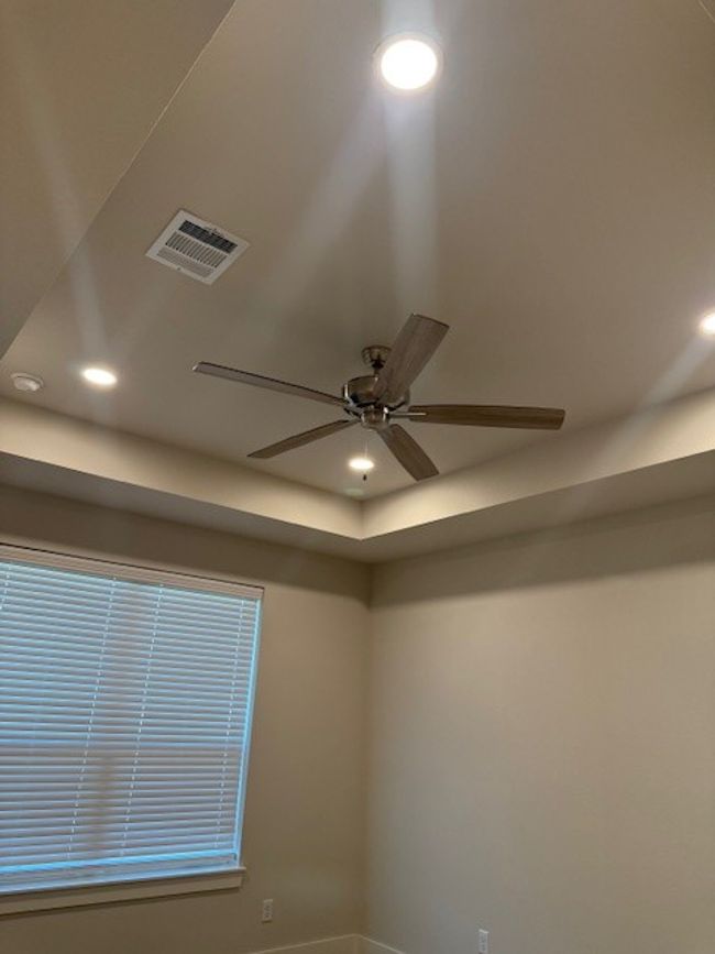 Detailed view of a ceiling fan, recessed lighting, and a raised ceiling | Image 32