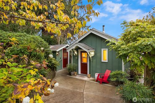 9986 Ne Ewing St, Bainbridge Island, WA, 98110-2117 | Card Image