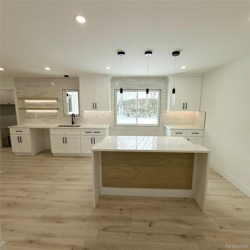 37319 Jerome Dr, Sterling Heights, MI, 48312-2033 | Card Image