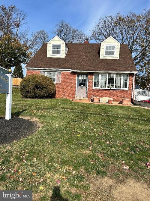 3211 Edgmont Ave, BROOKHAVEN, PA, 19015-3104 | Card Image