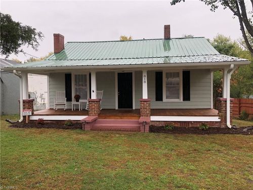 818 W Lebanon St, Mount Airy, NC, 27030-2220 | Card Image