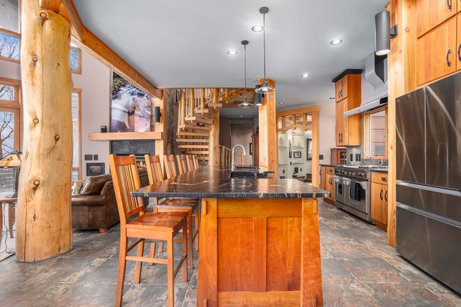 Center island/breakfast bar | Image 20