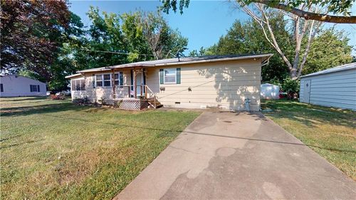 1705 N Main St, Nevada, MO, 64772-1137 | Card Image