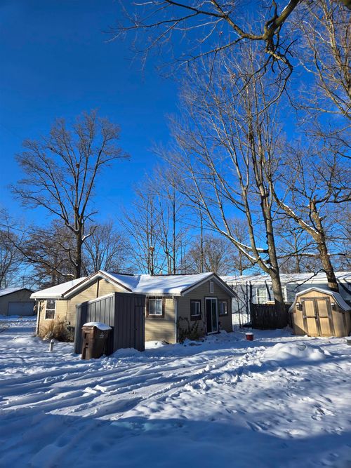 2695 Ovid St, Crystal, MI, 48818-9606 | Card Image