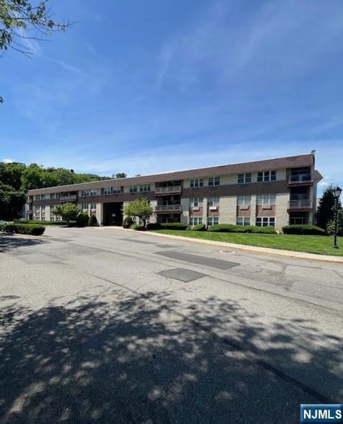 1111 River Rd, Edgewater, NJ, 07020-1335 | Card Image