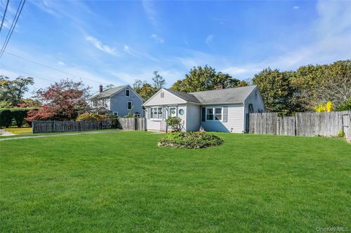 154 Ackerly St, Riverhead, NY, 11901-2628 | Card Image