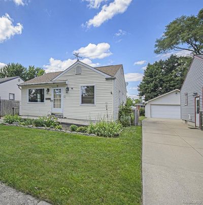 13726 Oakdale Street, Home with 2 bedrooms, 1 bathrooms and null parking in Southgate MI | Image 3