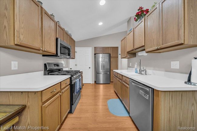 Lots of cabinet and counter space | Image 20