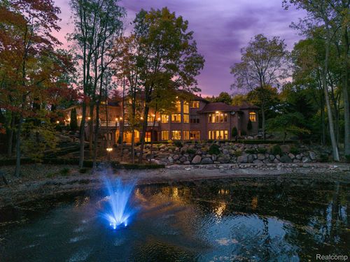 255 Camelot Way, Oakland Twp, MI, 48306-2617 | Card Image