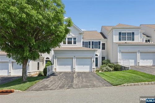 8 Yorktown Ln, Totowa, NJ, 07512-2222 | Card Image