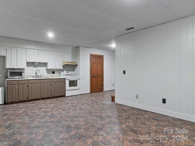 Basement Kitchen | Image 31