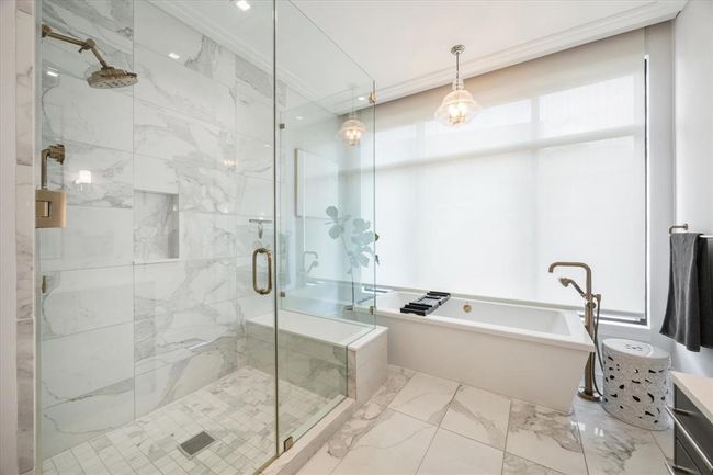[Primary Bath] these functional shades offer full privacy, while allowing natural light to filter through | Image 28
