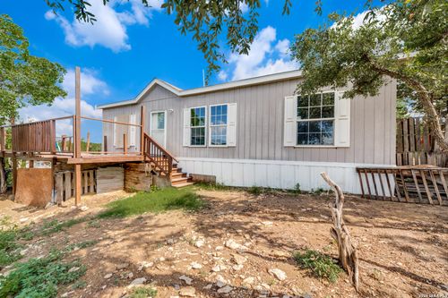 324 29th St E, Lakehills, TX, 78063-7309 | Card Image
