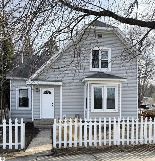 113 W 16th St, Traverse City, MI, 49684-4118 | Card Image