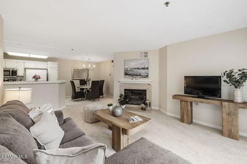 302-697 Sutton Crest Trl, Oak Park, CA, 91377-5657 | Card Image