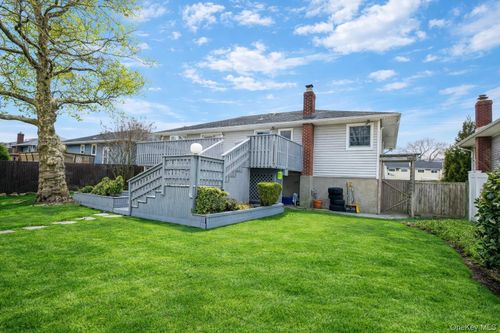 127 Baker Ct, Island Park, NY, 11558-2214 | Card Image