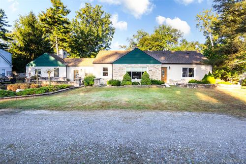 15681 Foch St, Livonia, MI, 48154-3466 | Card Image