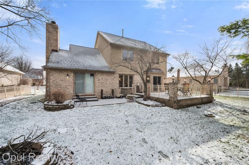 19935 Irving Dr, Livonia, MI, 48152-4115 | Card Image