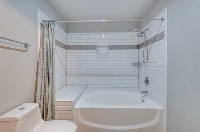 Hallway bathroom adjacent to secondary bedroom. | Image 9