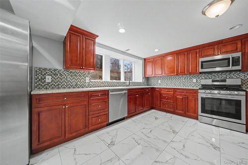 635 E Lincoln Ave, Mount Vernon, NY, 10552-3812 | Card Image