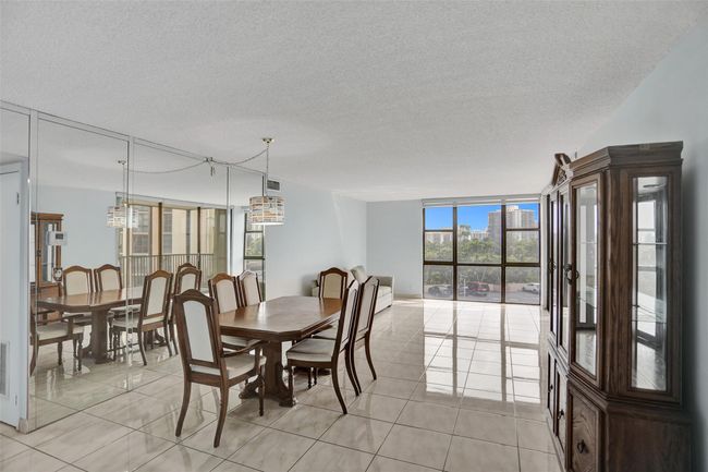 523 - 20301 W Country Club Dr, Condo with 2 bedrooms, 2 bathrooms and null parking in Aventura FL | Image 4