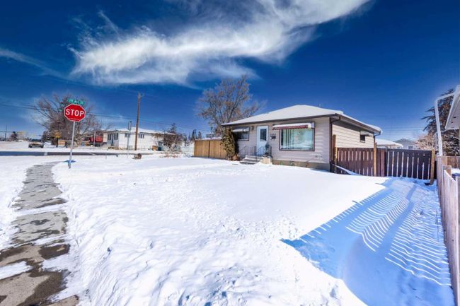 2002 40 Street Se, Home with 4 bedrooms, 2 bathrooms and 2 parking in Calgary AB | Image 4