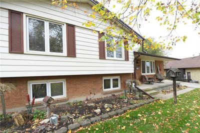 31 Parliament Cres, House other with 3 bedrooms, 2 bathrooms and 4 parking in London ON | Image 1