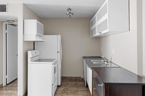 r11-5525 E Thomas Rd, Phoenix, AZ, 85018-8126 | Card Image