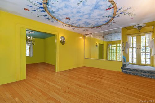 200 Myrtle Dr, Great Neck, NY, 11021-1827 | Card Image