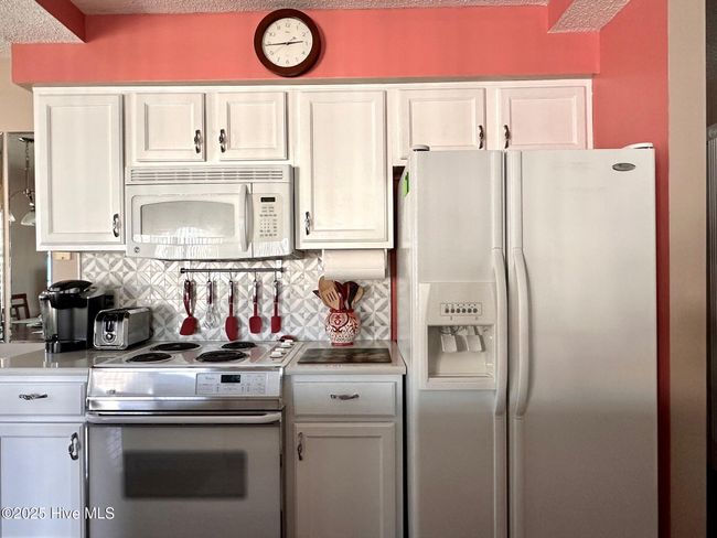 Cabinets galore | Image 7