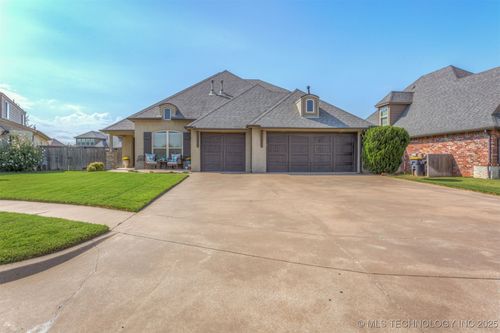 302 127th Pl, Jenks, OK, 74037-4404 | Card Image