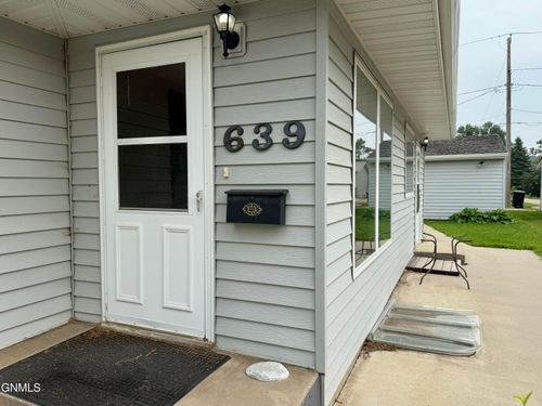 639 8th Ave Sw, Valley City, ND, 58072-3742 | Card Image