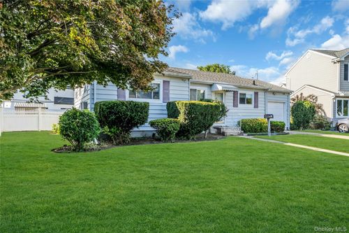28 Lillian Ln, Plainview, NY, 11803-5613 | Card Image