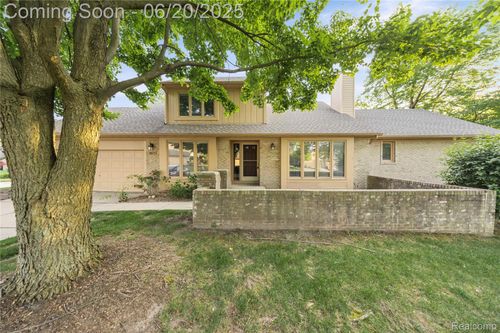 5805 Dawn Ridge Dr, Troy, MI, 48098-5117 | Card Image