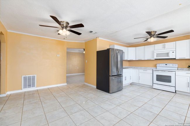 13934 N Interstate 35, House other with 3 bedrooms, 1 bathrooms and null parking in Moore TX | Image 4