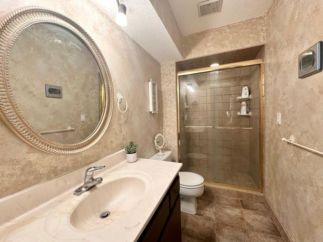 Upper level full bath with jacuzzi.jpg | Image 37
