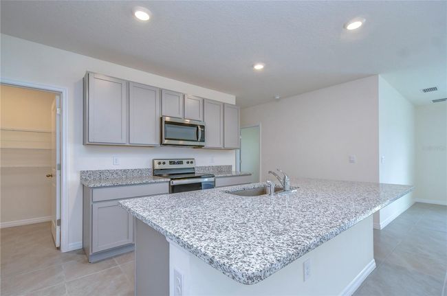 9176 Forge Breeze Loop, House other with 5 bedrooms, 3 bathrooms and null parking in WESLEY CHAPEL FL | Image 5