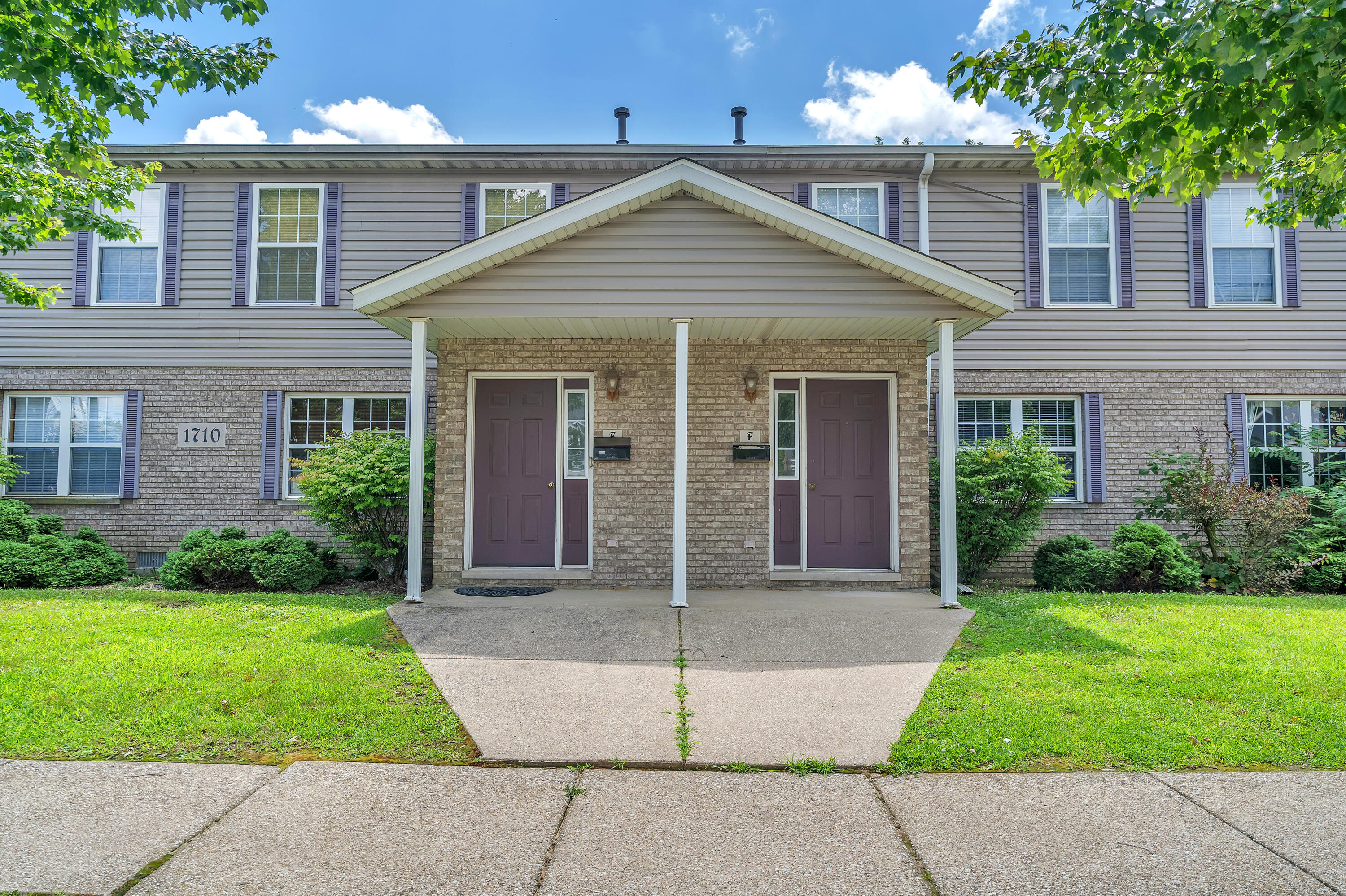 1710 Firestone Ln, Valparaiso, IN 46383