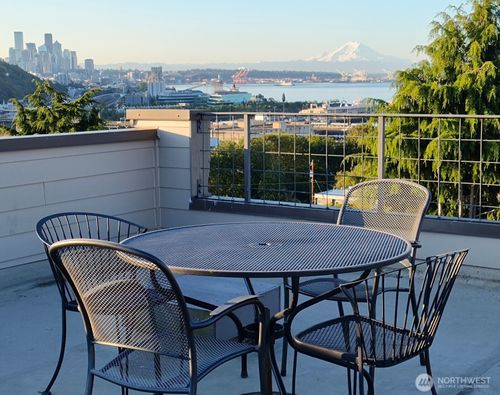apt-404-2200 Thorndyke Ave W, Seattle, WA, 98199-3572 | Card Image