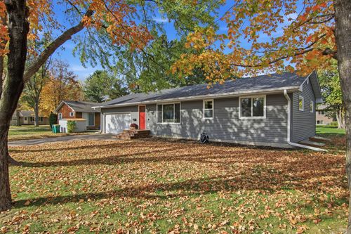817 Sunset Ln, River Falls, WI, 54022-1258 | Card Image