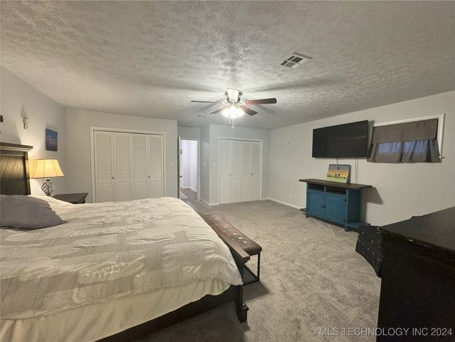 Primary Bedroom 17' x 18' | Image 24