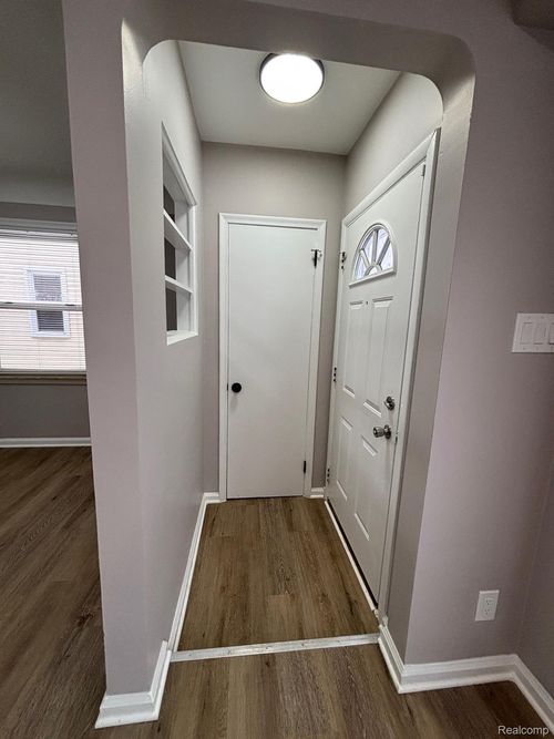 31045 Marquette St, Garden City, MI, 48135-1358 | Card Image