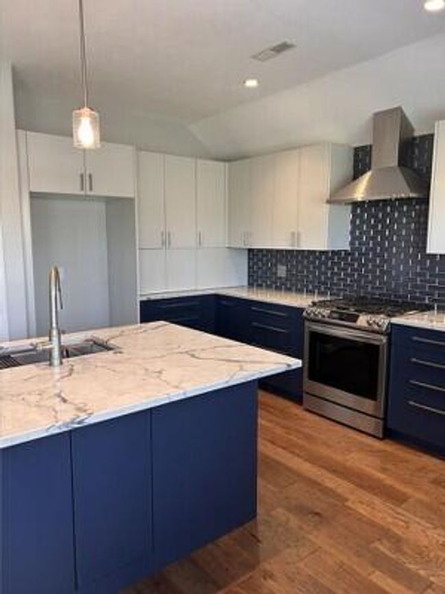 Kitchen island with sink | Image 10