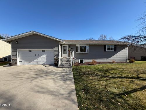 304 7th Avenue Nw, Hazen, ND, 58545 | Card Image