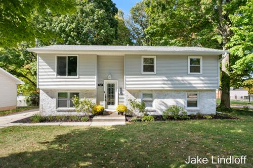 761 Saint Clair Ave Nw, Walker, MI, 49534-3422 | Card Image