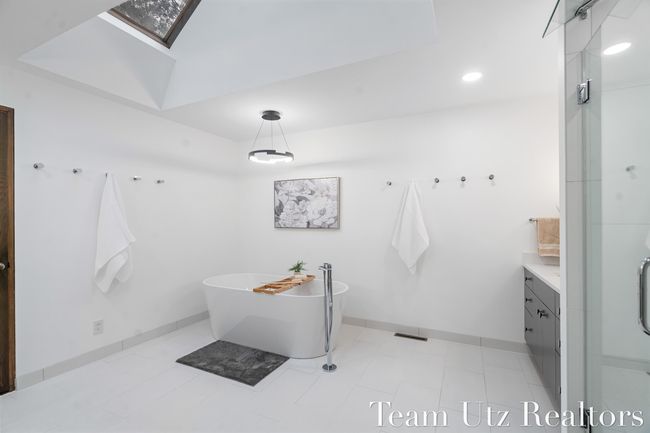 Second Floor Main Bathroom | Image 41