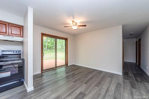 40 Pine Ln, Pine Bush, NY, 12566-6424 | Card Image
