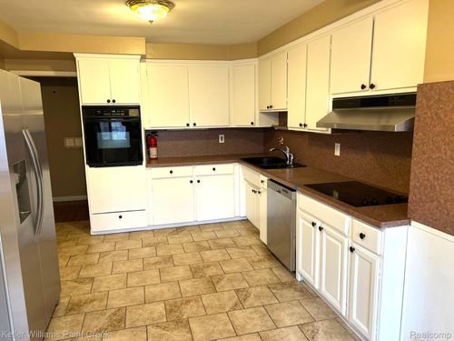 15251 Rosemary Blvd, Oak Park, MI, 48237-1960 | Card Image