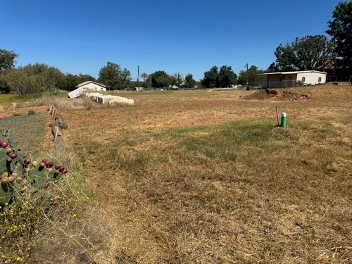 412 W Live Oak St, Fredericksburg, TX, 78624-4411 | Card Image